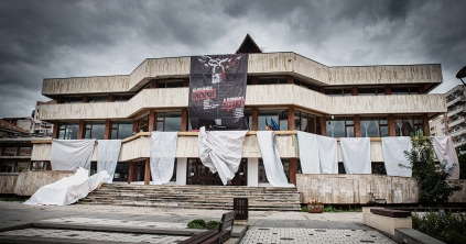 Lehullottak a csíkszeredai események óriásplakátjai, helyüket egy tiltakozó molinó vette át